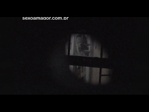 ❤️ Blondie ezkutuan grabatzen du auzoko voyeur batek adreilu hutsen atzean ezkutatuta ❤❌ Pornografia besterik ez gugan ❌️