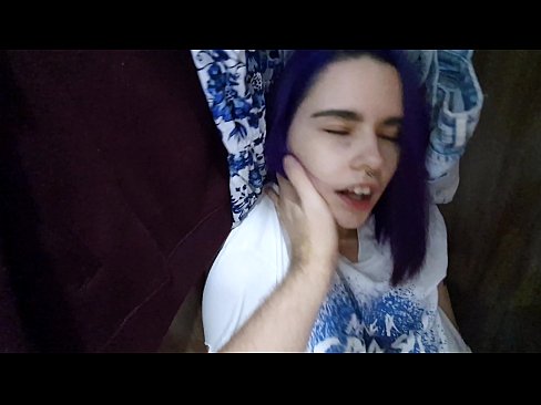 ❤️ Nire ahizpa armairuan aurkitu eta lagundu zion esperma ❤❌ Pornografia besterik ez gugan ❌️