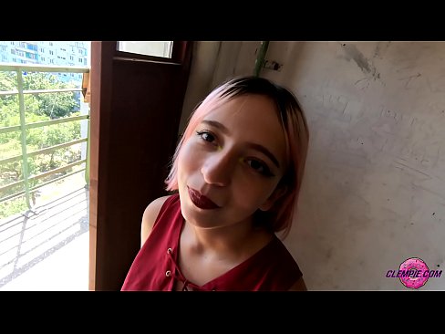 ❤️ Ikasle sentsuak arrotz bat zurrupatzen du kanpoaldean - Cum On His Face ❤❌ Pornografia besterik ez gugan ❌️